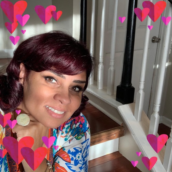 Meet your Posher, Fabiola - Picture 1 of 1